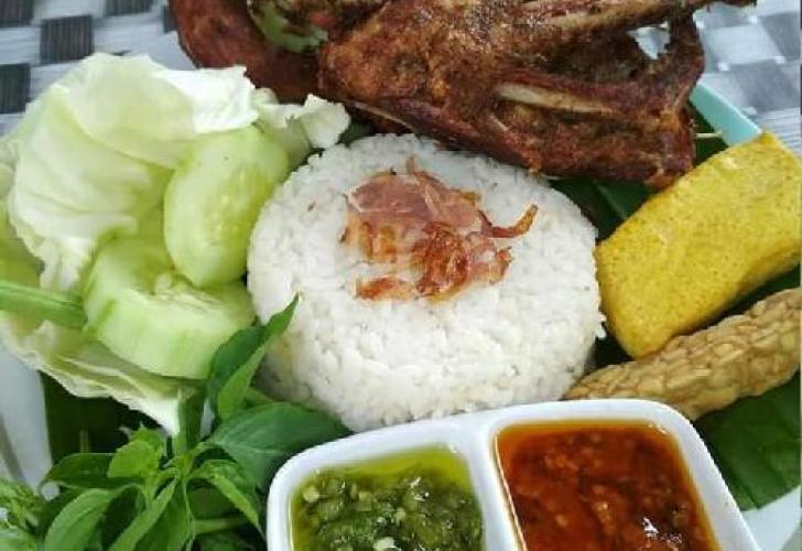 Nasi Bebek & Ayam Bumbu Ireng: Kenikmatan yang Mengg